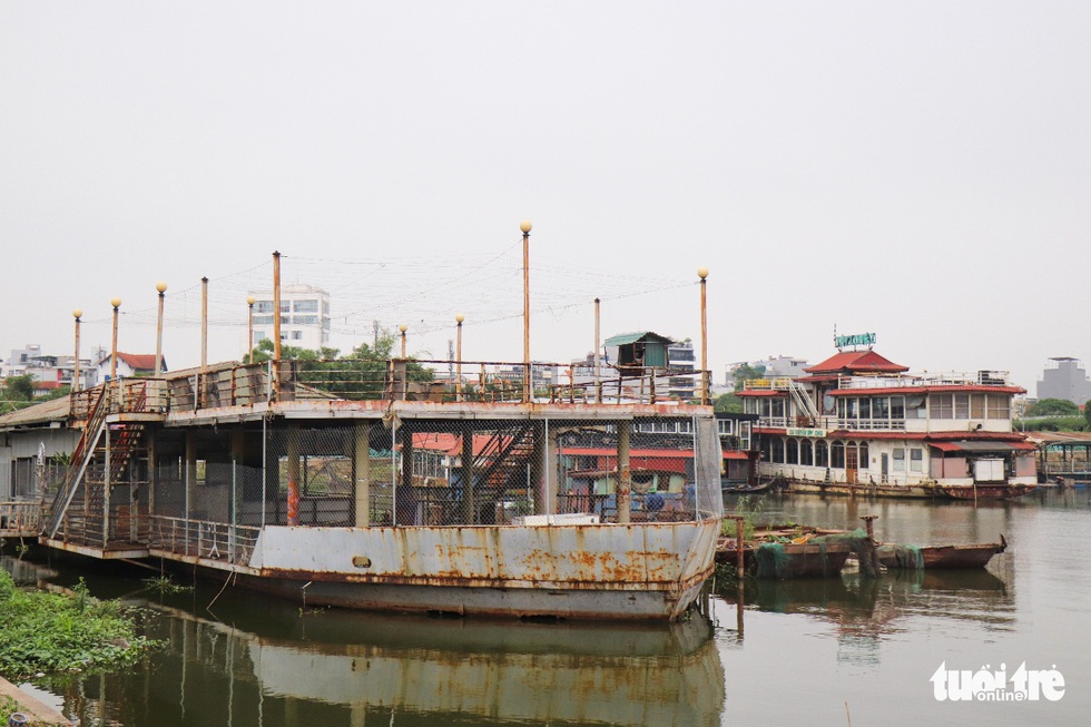 Du thuyền tiền tỉ ngày nào vẫn nằm hoang tàn trên mặt hồ Tây - Ảnh 6. Du thuyền tiền tỉ ngày nào vẫn nằm hoang tàn trên mặt hồ Tây - Ảnh 6.