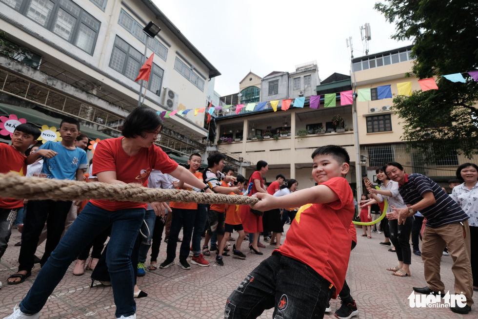 Ngày vui của những đứa trẻ ăn mừng trong im lặng - Ảnh 7.