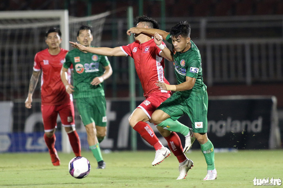 Cầu thủ CLB Sài Gòn vung tay quá trán trả đũa và rời sân sau 9 phút thi đấu - Ảnh 2.