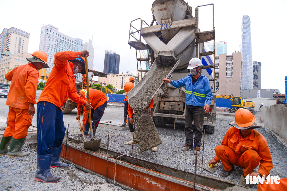 Hối hả thi công hoàn trả mặt đường Lê Lợi trước 30-4 sau 7 năm rào chắn - Ảnh 11.