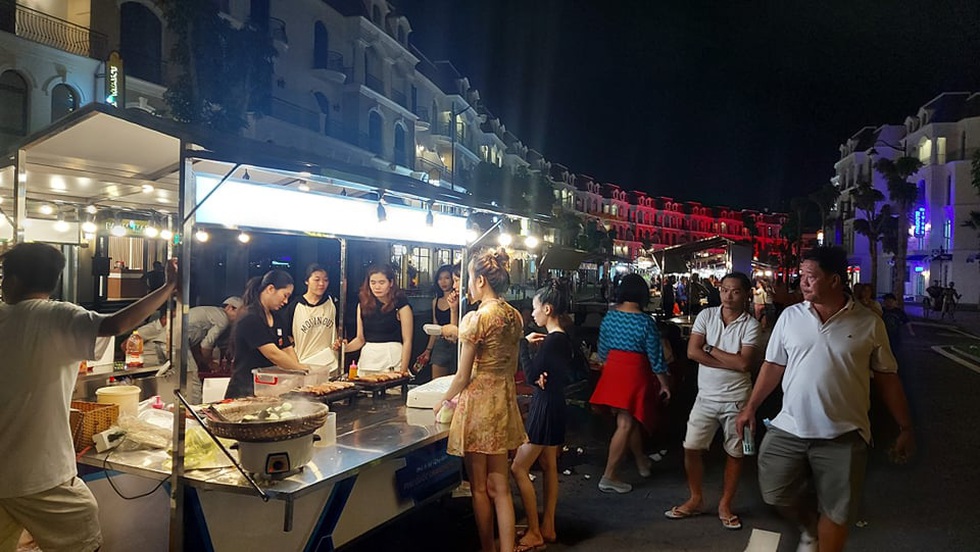 Du khách đổ về thành phố không ngủ ở Phú Quốc, càng về khuya càng nhộn nhịp - Ảnh 9. Du khách đổ về thành phố không ngủ ở Phú Quốc, càng về khuya càng nhộn nhịp - Ảnh 9.