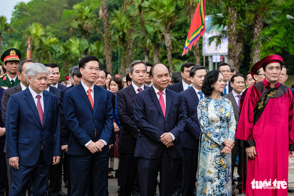 Chủ tịch nước Nguyễn Xuân Phúc dâng hương tưởng nhớ các vua Hùng - Ảnh 1.