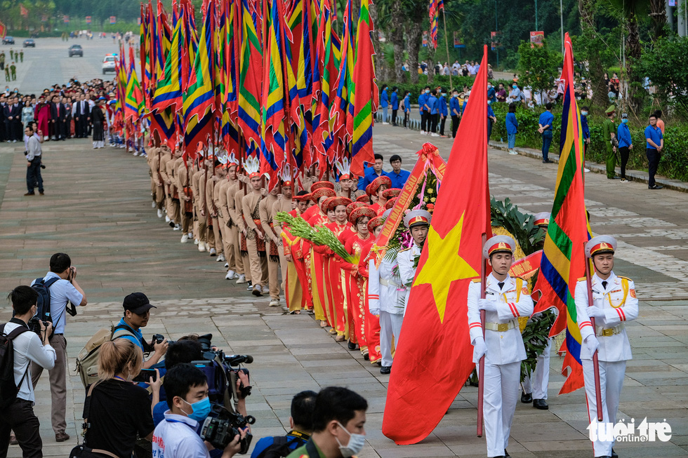 Chủ tịch nước Nguyễn Xuân Phúc dâng hương tưởng nhớ các Vua Hùng - Ảnh 2.