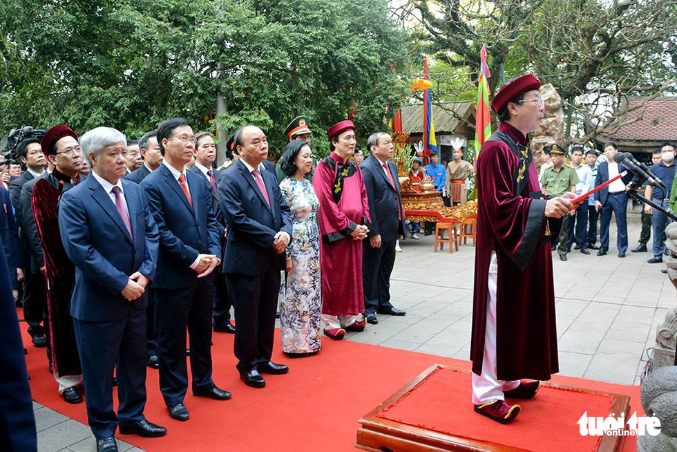 Chủ tịch nước Nguyễn Xuân Phúc dâng hương tưởng nhớ các Vua Hùng - Ảnh 8.