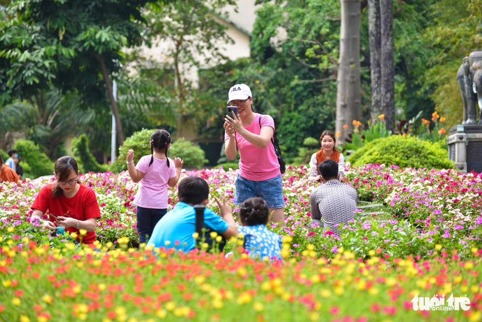 Đông nghịt người xếp hàng chờ mua vé vào Thảo cầm viên Sài Gòn - Ảnh 11. Đông nghịt người xếp hàng chờ mua vé vào Thảo cầm viên Sài Gòn - Ảnh 11.