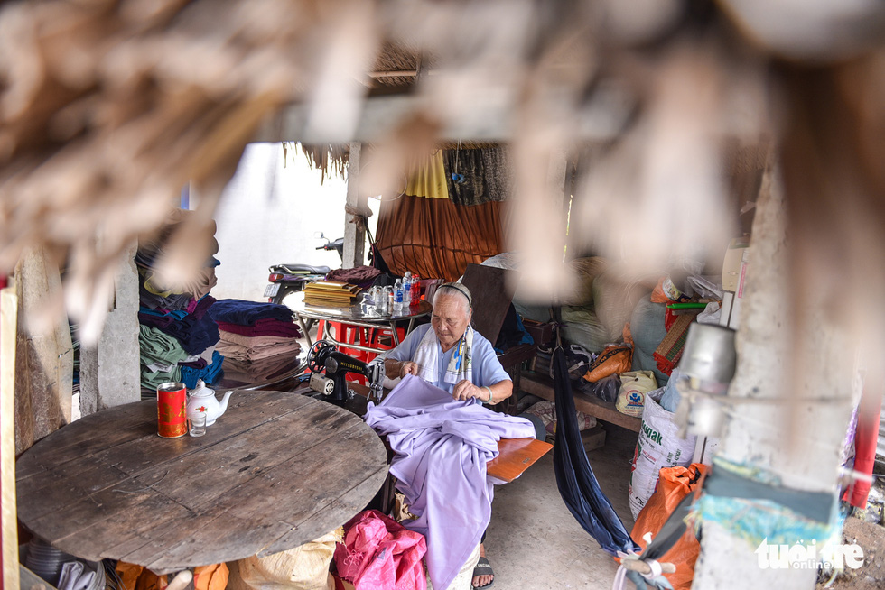 Grandmother Tu likes to make blankets for the poor - Photo 2.