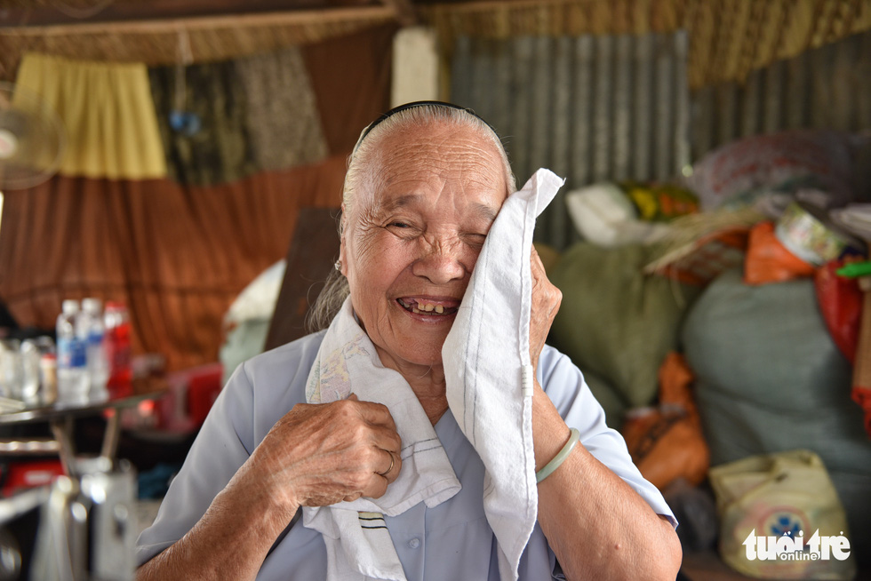 Grandmother Tu likes to make blankets for the poor - Photo 5.