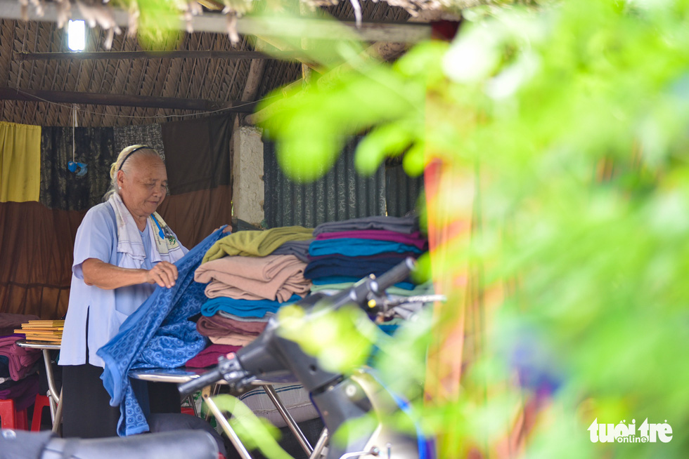 Grandmother Tu likes to make blankets for the poor - Photo 6.