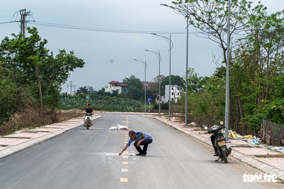 Đường chưa bàn giao, nắp hố ga tải trọng 40 tấn nhưng lấy tay bẻ cũng vỡ - Ảnh 2.