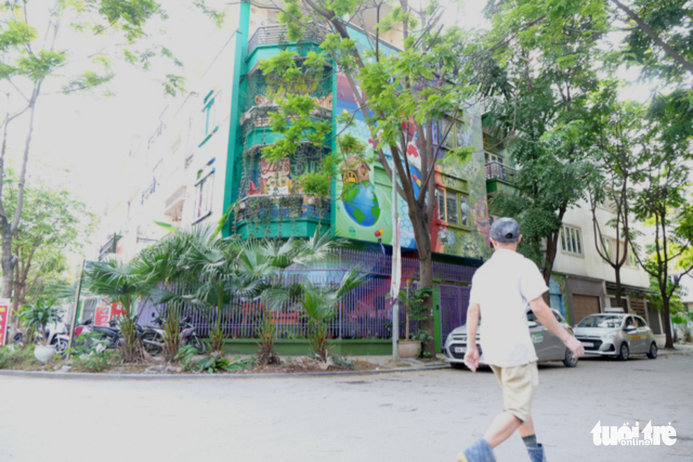 Biệt thự graffiti phòng chống COVID-19 ở Hà Nội khiến người đi qua khoái chí - Ảnh 3.