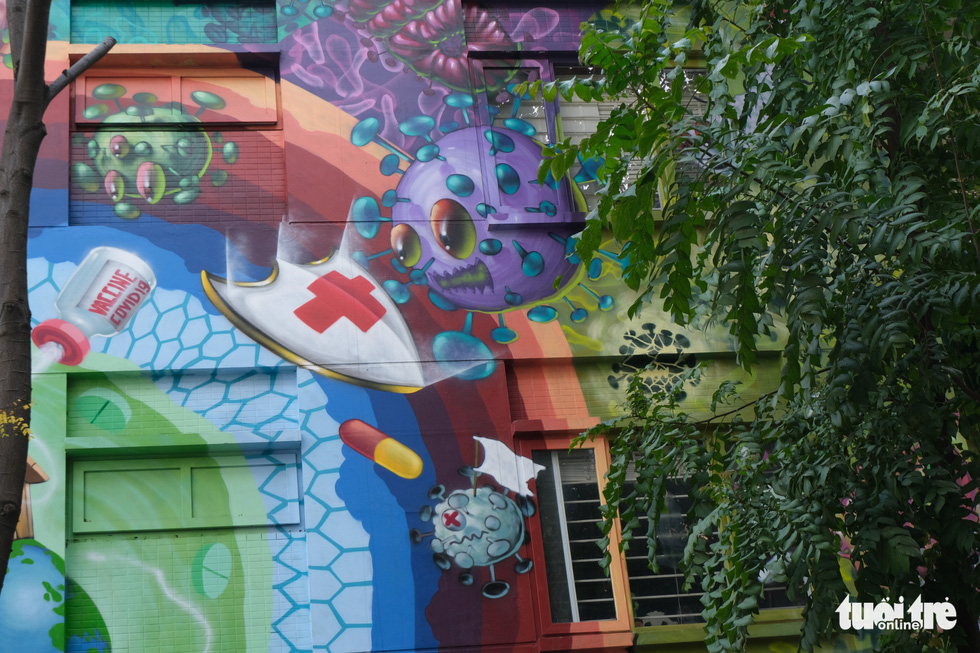 Biệt thự graffiti phòng chống COVID-19 ở Hà Nội khiến người đi qua khoái chí - Ảnh 5.