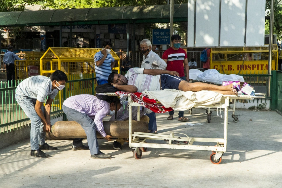 Photographs of the horrifying epidemic in India, under each pile of wood are a dead body of a patient - Photo 4.