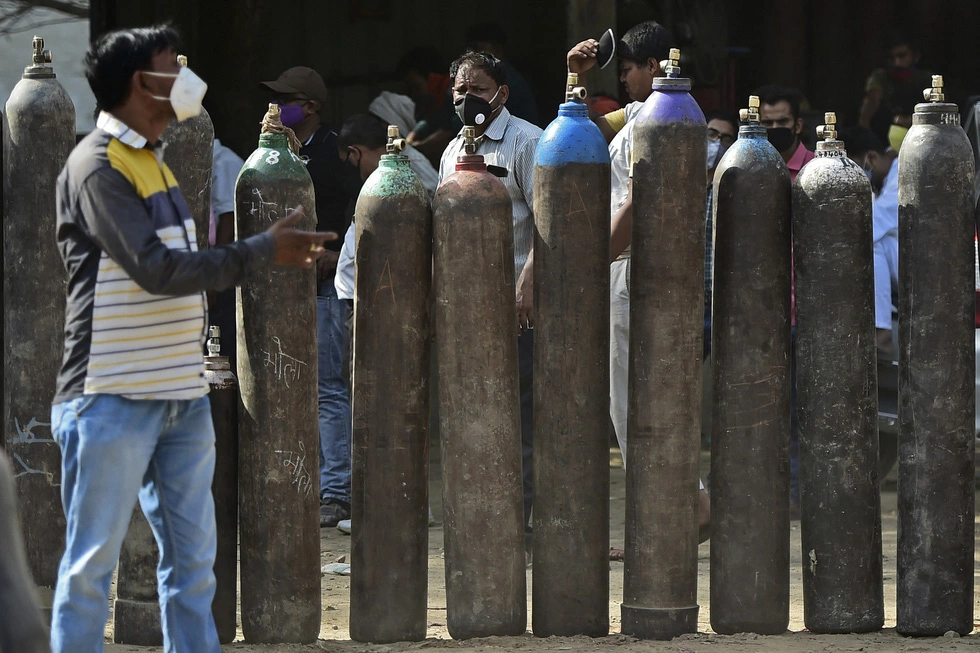 Photographs of the horrifying epidemic in India, under each pile of wood are a dead body of a patient - Photo 7.