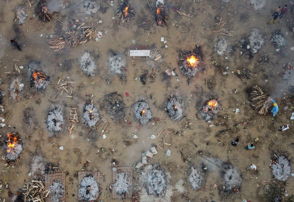 Photographs of the horrifying epidemic in India, under each pile of wood are a dead body of a patient - Photo 14.