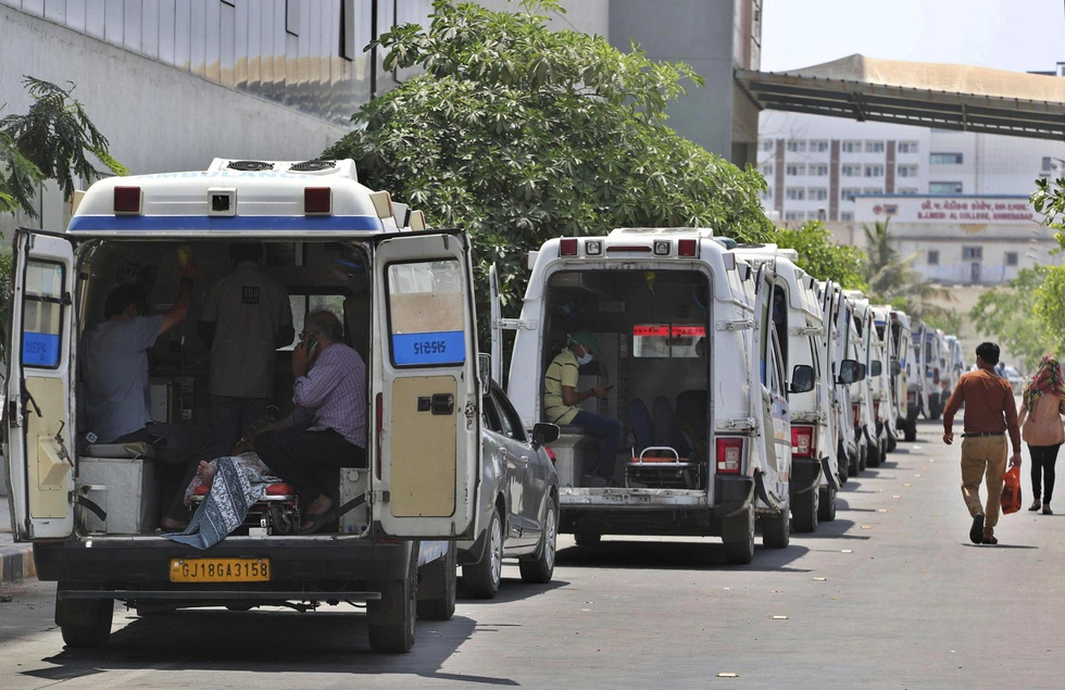 Fotos der schrecklichen Epidemie in Indien unter jedem Holzhaufen zeigen eine Leiche eines Patienten - Foto 3.