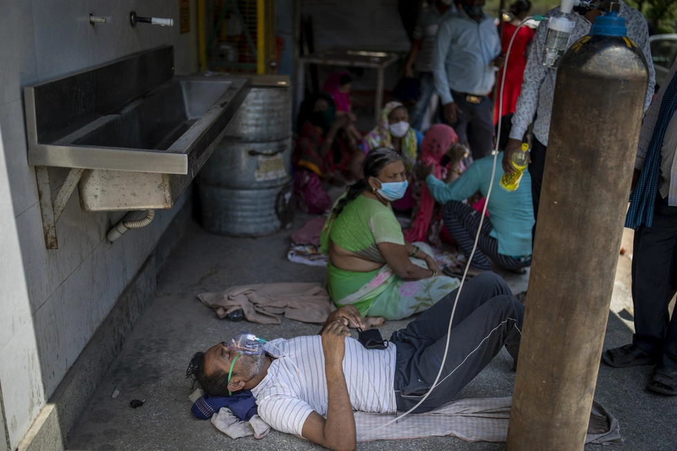 Fotos der schrecklichen Epidemie in Indien unter jedem Holzhaufen zeigen eine Leiche eines Patienten - Foto 5.