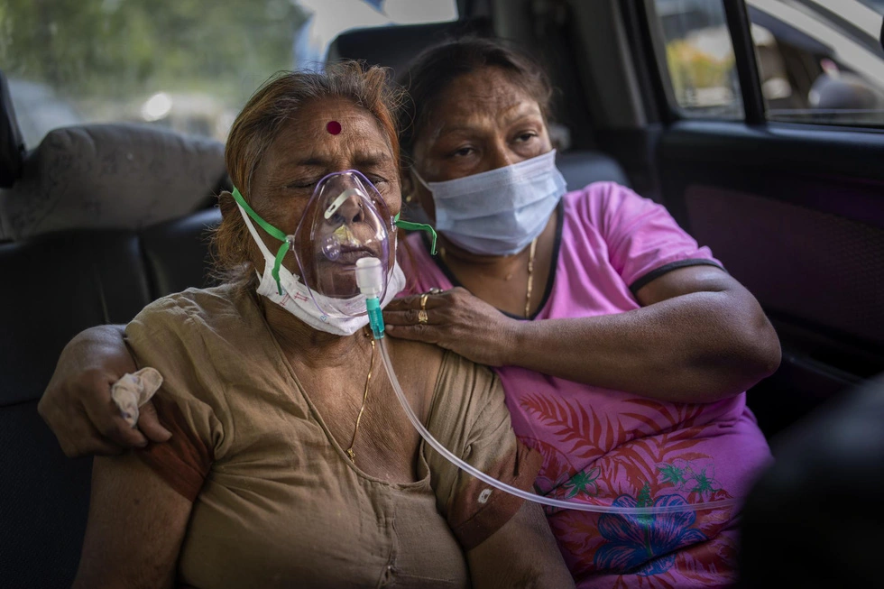 Photographs of the horrifying epidemic in India, under each pile of wood are a dead body of a patient - Photo 6.