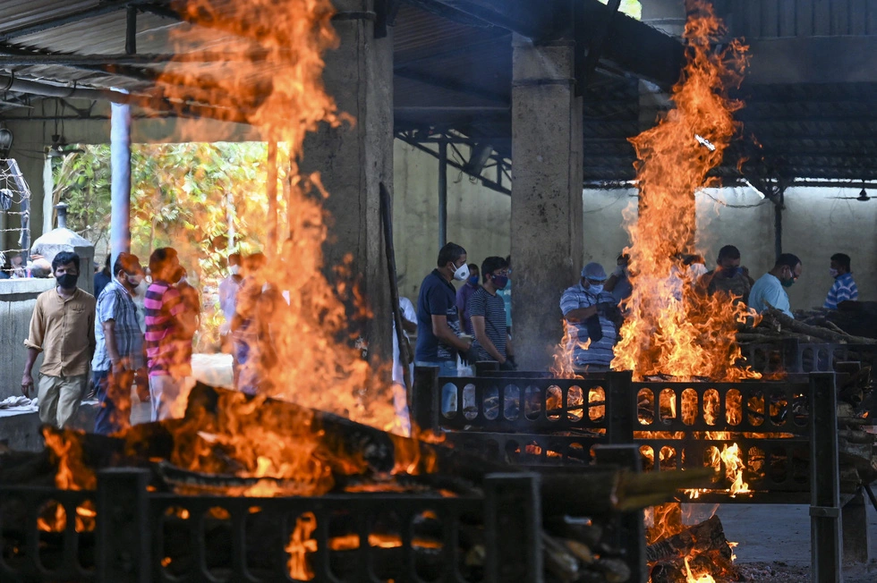 Photographs of the horrifying epidemic in India, under each pile of wood are a dead body of a patient - Photo 11.