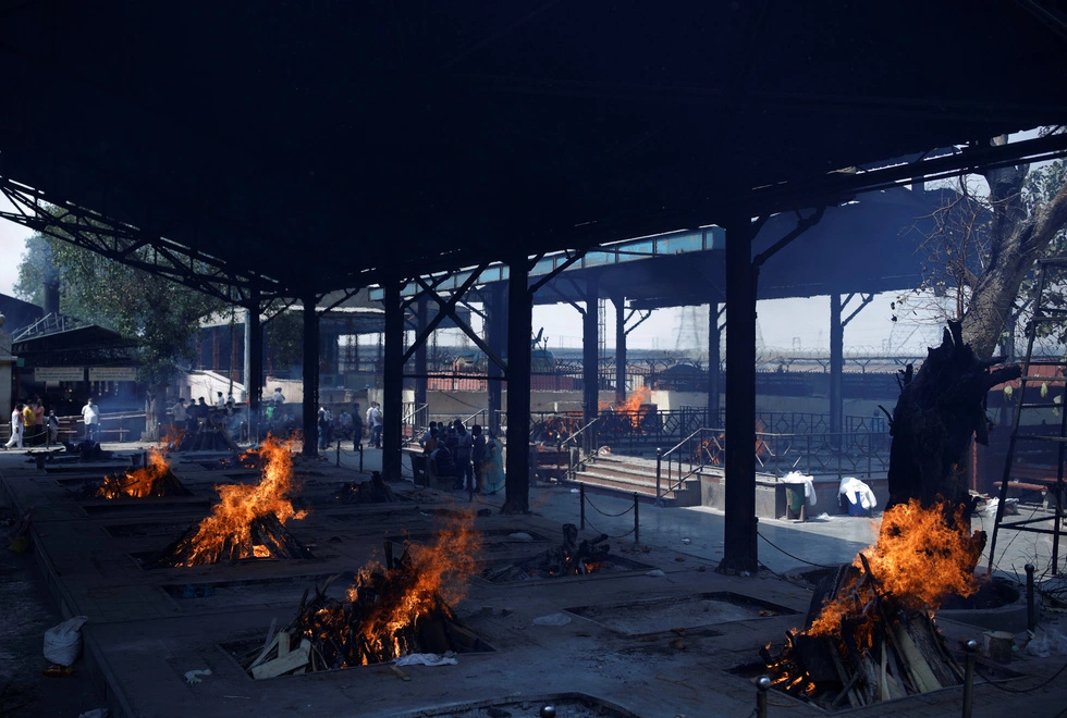 Photographs of the horrifying epidemic in India, under each pile of wood are a dead body of a patient - Photo 12.