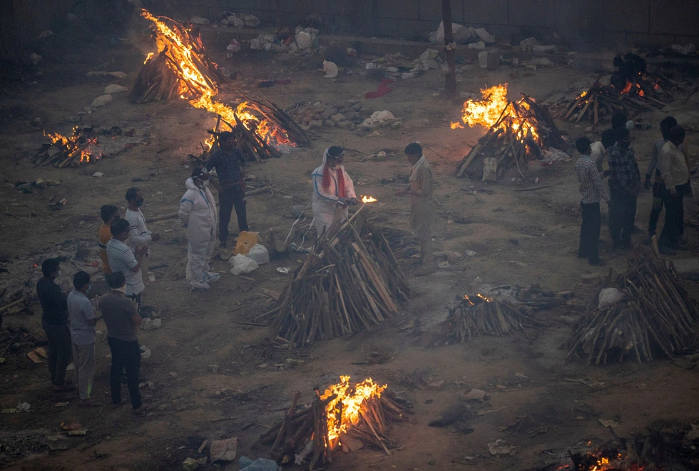 Photographs of the horrifying epidemic in India, under each pile of wood are a dead body of a patient - Photo 13.