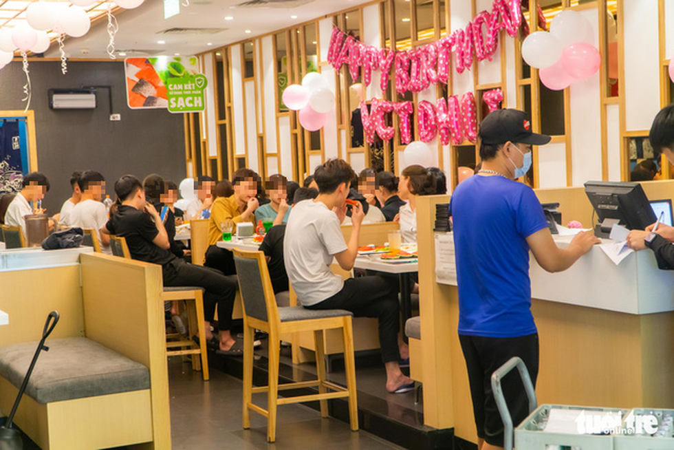 Dịch COVID-19 chưa yên, dân Hà Nội vội chủ quan, lơ là - Ảnh 5. Dịch COVID-19