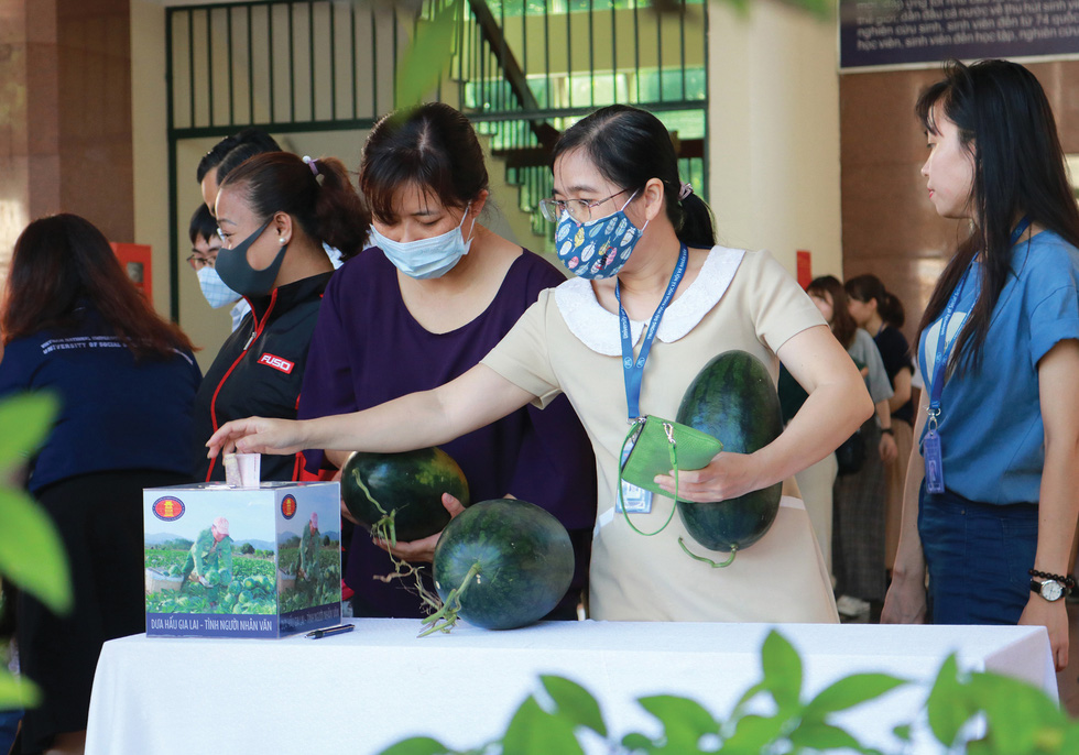 Sài Gòn bao dung - TP.HCM nghĩa tình: Sài Gòn ôm tất cả chúng ta vào lòng - Ảnh 2.