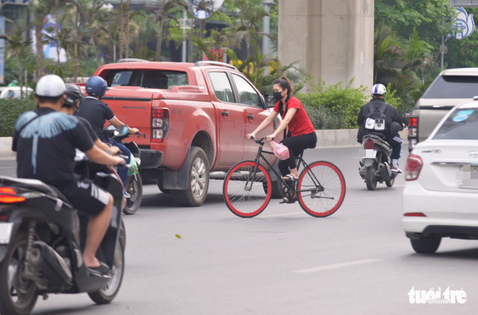 Điểm quay đầu xe bất hợp lý, sinh viên đi ngược chiều nườm nượp - Ảnh 3.