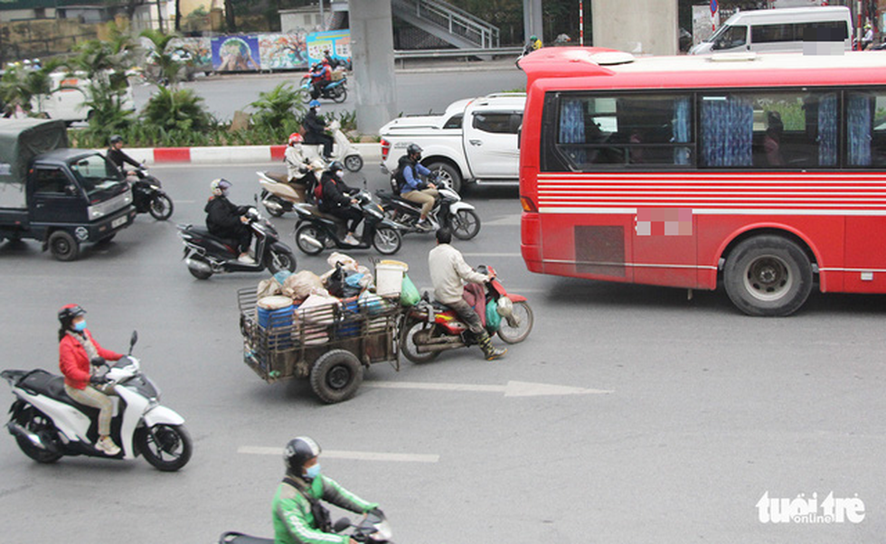 Điểm quay đầu xe bất hợp lý, sinh viên đi ngược chiều nườm nượp - Ảnh 6.