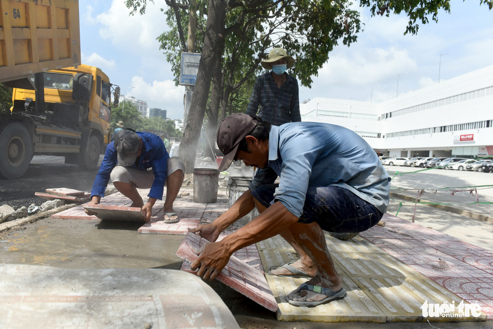 Trên đại công trình Nguyễn Hữu Cảnh chờ thông xe ngày 30-4 - Ảnh 7.