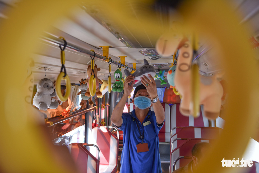 Xe buýt treo đầy thú bông đưa người Sài Gòn về với tuổi thơ - Ảnh 3.