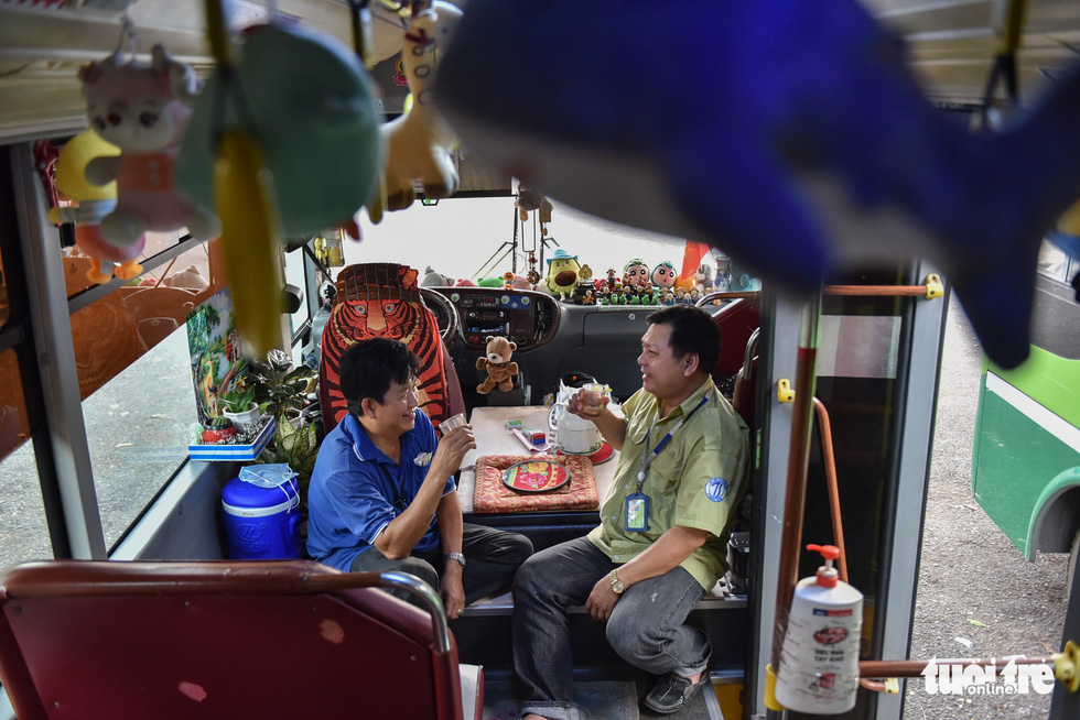 Xe buýt treo đầy thú bông đưa người Sài Gòn về với tuổi thơ - Ảnh 10.