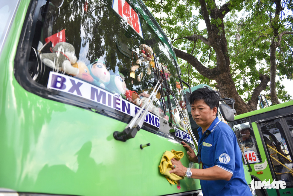 Xe buýt treo đầy thú bông đưa người Sài Gòn về với tuổi thơ - Ảnh 9.