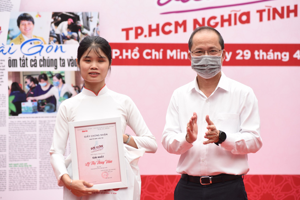 Trao giải Sài Gòn bao dung - TP.HCM nghĩa tình: Thầy ơi, hôm nay con rất vui - Ảnh 4.