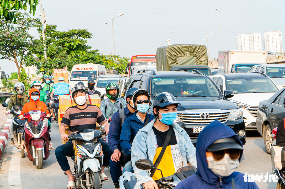 Nườm nượp người đổ về quê nghỉ lễ, xe cộ trên phố Hà Nội đứng hình từ 3 giờ chiều - Ảnh 7.