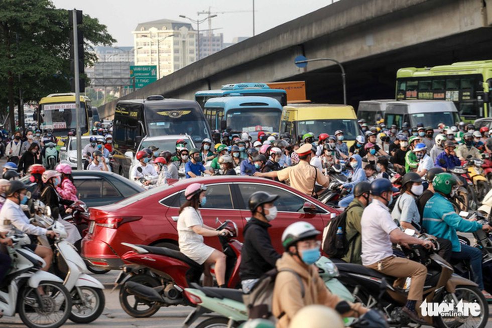 Nườm nượp người đổ về quê nghỉ lễ, xe cộ trên phố Hà Nội đứng hình từ 3 giờ chiều - Ảnh 5.