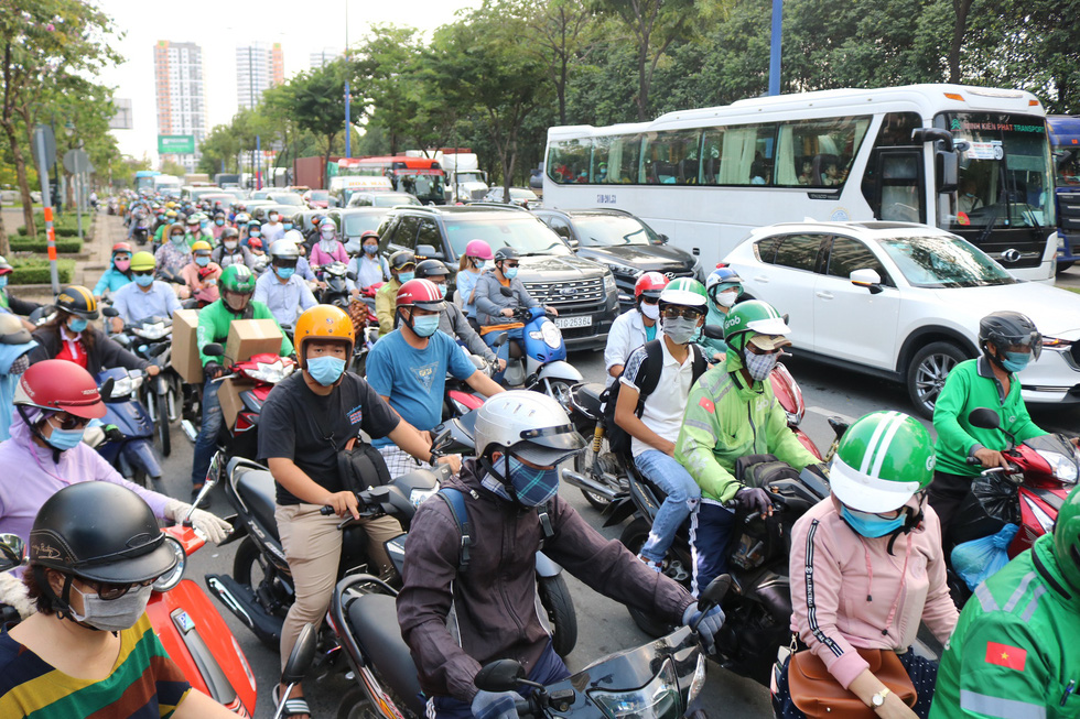 TP.HCM: Các cửa ngõ kẹt cứng, bến xe đông nghẹt người trước ngày nghỉ lễ 30-4 - Ảnh 9.