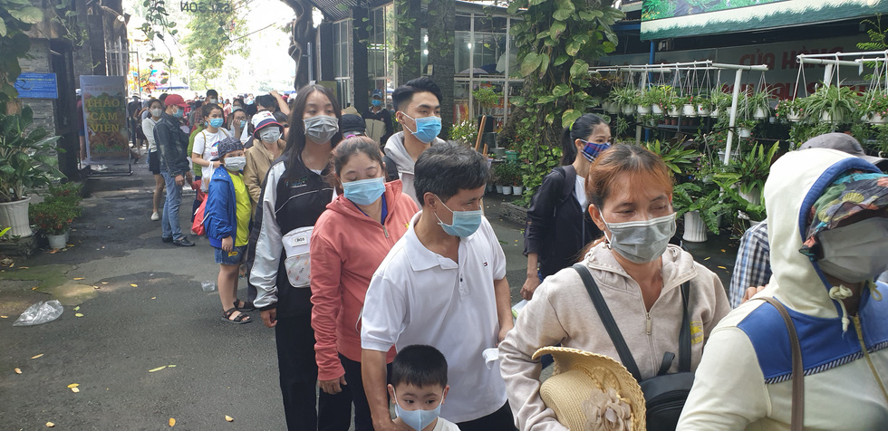 Siêu thị, khu vui chơi đông nghịt, nhiều nơi thừa nhận không thể giãn cách phòng dịch - Ảnh 3.