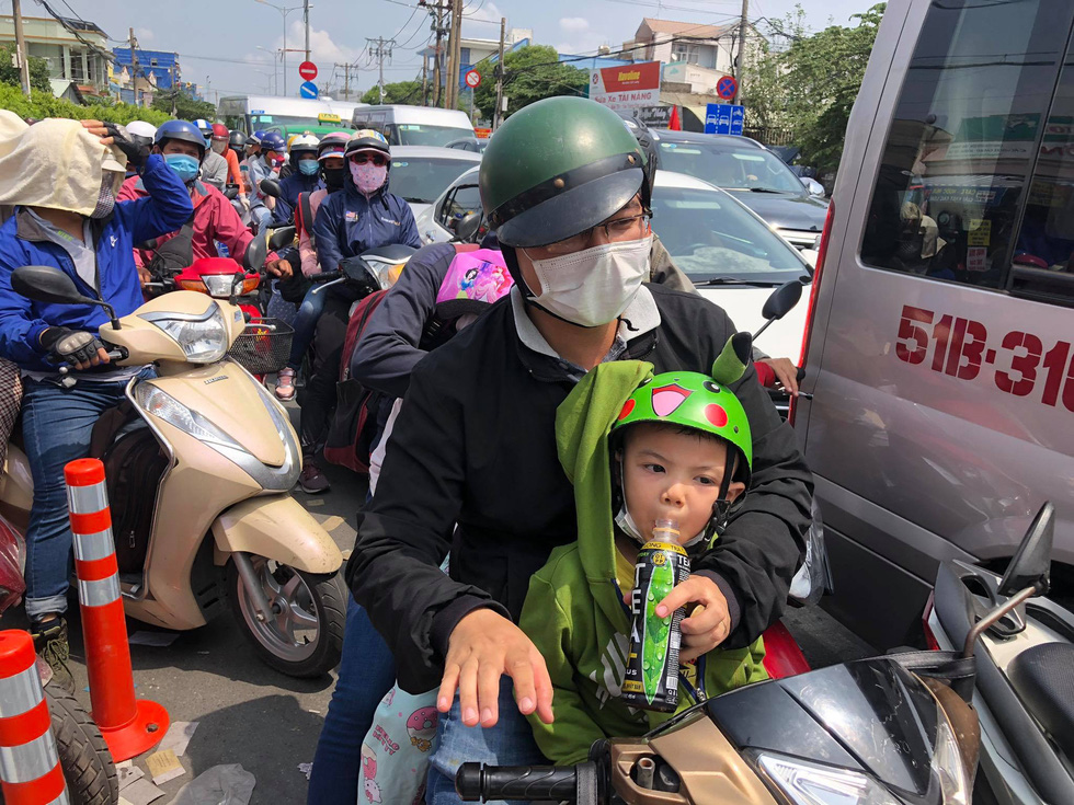 Người dân ùn ùn rời TP.HCM, cao tốc, xa lộ Hà Nội, quốc lộ 1 quá tải - Ảnh 7. Người dân ùn ùn rời TP.HCM, cao tốc, xa lộ Hà Nội, quốc lộ 1 quá tải - Ảnh 7.
