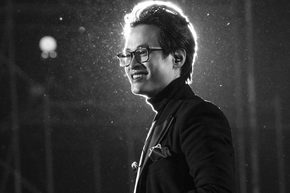 Hà Anh Tuấn khóc trong đêm nhạc The Veston để 'yêu hơn ngày mai'