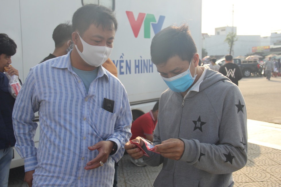 Vé chợ đen trận HAGL - Đà Nẵng tăng 10 lần, hơn 1 triệu đồng/cặp - Ảnh 5. Vé chợ đen trận HAGL - Đà Nẵng tăng 10 lần, hơn 1 triệu đồng/cặp - Ảnh 5.