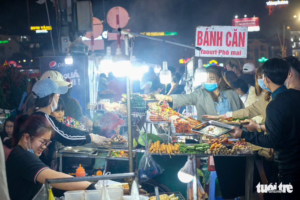 Thác người đổ về chợ đêm Đà Lạt, du khách hốt hoảng - Ảnh 9.