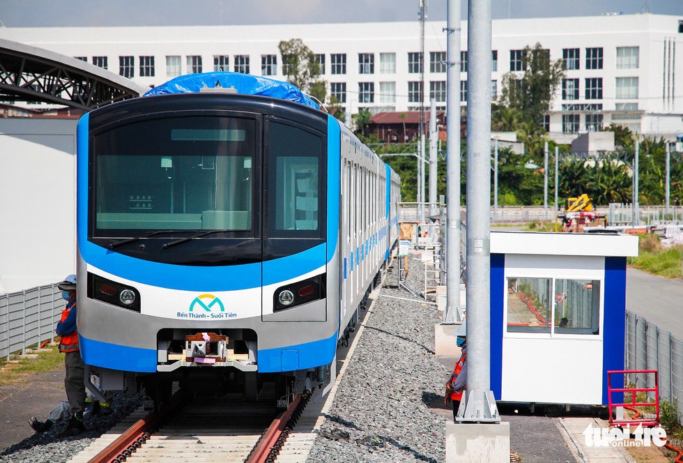 Thêm 3 toa tàu metro số 1 về depot Long Bình để chuẩn bị chạy thử nghiệm - Ảnh 8.