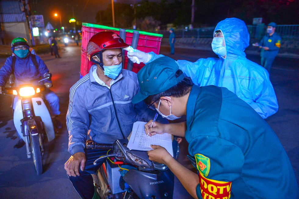 Ngày đêm chốt chặn các cửa ngõ TP.HCM ngăn dịch - Ảnh 7.