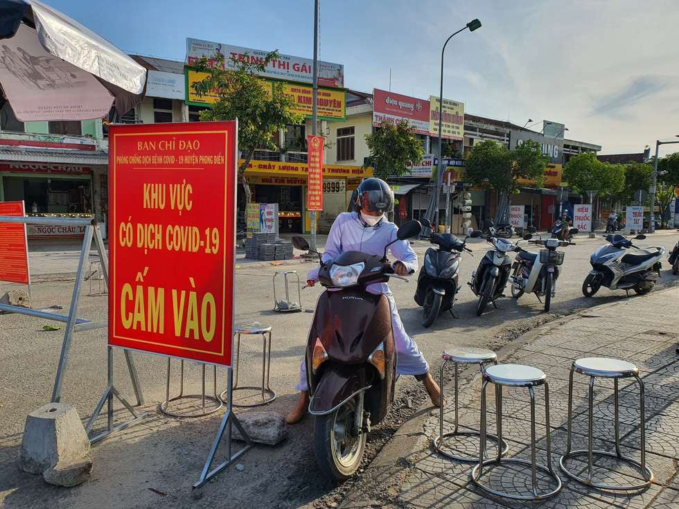 Xã Phong Hiền chính thức dỡ phong tỏa, người dân được phát phiếu vào chợ - Ảnh 2.