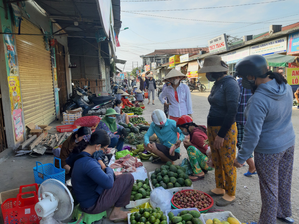 Xã Phong Hiền chính thức dỡ phong tỏa, người dân được phát phiếu vào chợ - Ảnh 12.