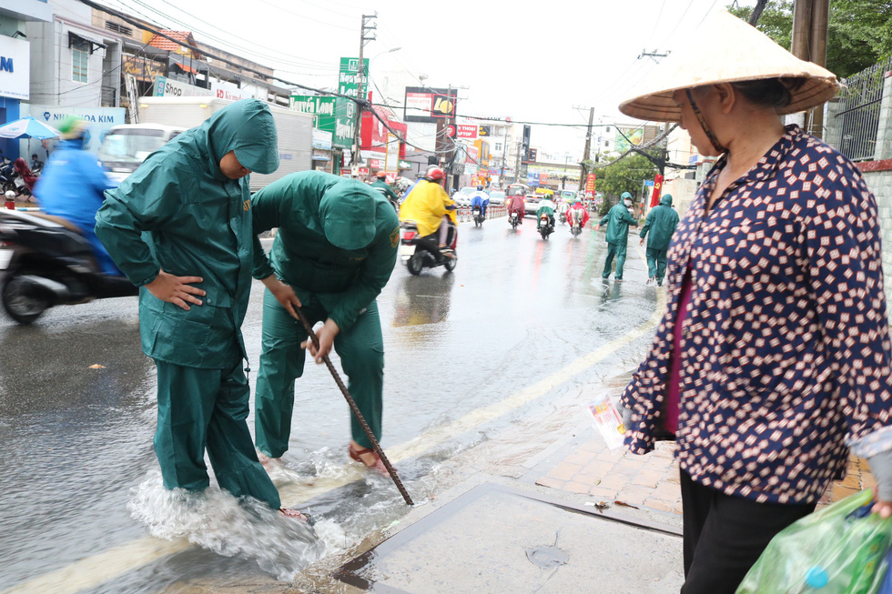 Mưa trắng trời, người dân TP.HCM lại lội nước giữa trưa - Ảnh 11.