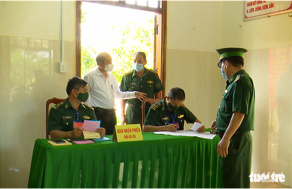 Cử tri mang quân hàm xanh trên tuyến biên giới bầu cử sớm - Ảnh 4.