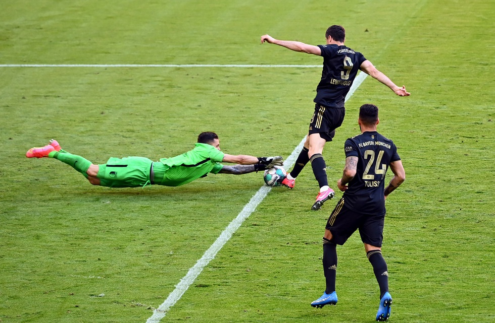 Ghi bàn phút 90, Lewandowski đi vào lịch sử trong ngày nâng đĩa bạc Bundesliga - Ảnh 4. Ghi bàn phút 90, Lewandowski đi vào lịch sử trong ngày nâng đĩa bạc Bundesliga - Ảnh 4.