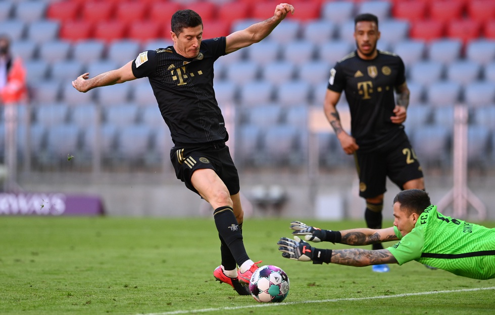 Ghi bàn phút 90, Lewandowski đi vào lịch sử trong ngày nâng đĩa bạc Bundesliga - Ảnh 5. Ghi bàn phút 90, Lewandowski đi vào lịch sử trong ngày nâng đĩa bạc Bundesliga - Ảnh 5.