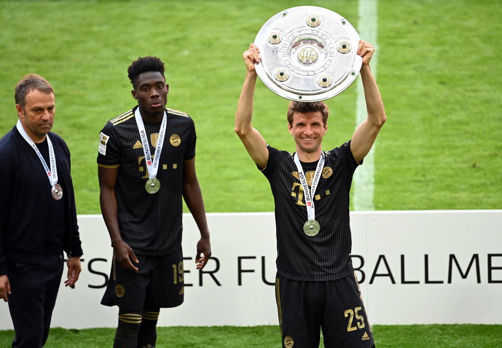 Ghi bàn phút 90, Lewandowski đi vào lịch sử trong ngày nâng đĩa bạc Bundesliga - Ảnh 9. Ghi bàn phút 90, Lewandowski đi vào lịch sử trong ngày nâng đĩa bạc Bundesliga - Ảnh 9.